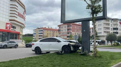 Kontrolden Çıkan Otomobil Reklam Panosuna Çarptı
