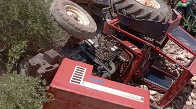 Traktör Devrildi Genç Sürücü Kazayı Hafif Atlattı