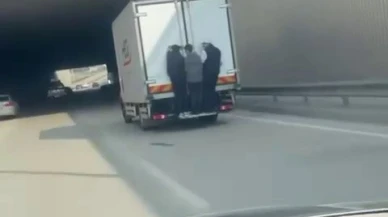 Kamyonet Arkasında Tehlikeli Yolculuk