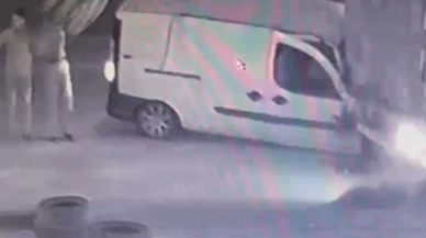 Kamyonet Tıra Çarptı: Sürücü Araçtan Kendi İmkanlarıyla Çıktı