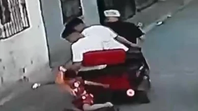 Gençler, Galatasaray Formalı Çocuğu Sürükleyip "Şaka" Dediler