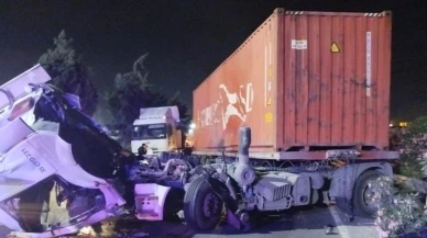 Bariyerlere Çarpan Tırda Korkutan Kaza: 2 Yaralı