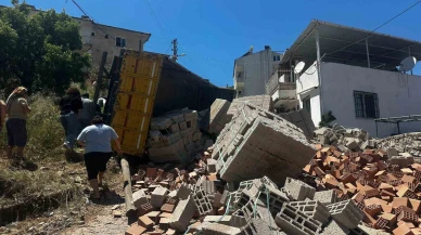 Tuğla Yüklü Kamyon Devrildi, Yol Kapandı