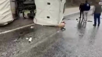 Sivas’ta Yağış Nedeniyle Kamyon Devrildi