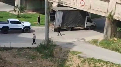 Alçak köprü kamyonete geçit vermedi