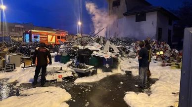Yıldırım Yangına Yol Açtı: Hurdalık Alev Aldı