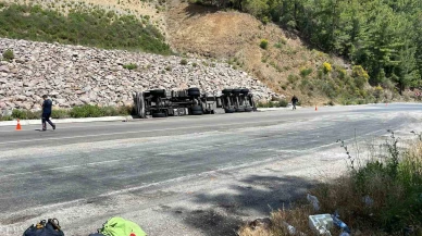 Zift taşıyan tır devrildi, itfaiye yangını önledi