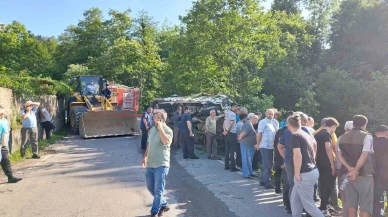 Çay Yüklü Kamyonet Şarampole Uçtu: 8 Yaralı