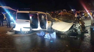 İki Araç Kafa Kafaya Çarpıştı: 5 Ölü