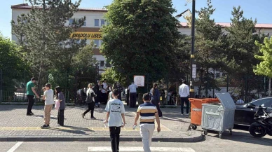 Sivas’ta Binlerce Öğrenci LGS İçin Sınav Salonlarındaki Yerini Aldı