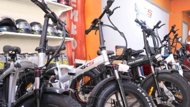 Elektrikli araç satışı yapan esnaf siparişlere yetişemiyor