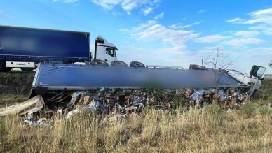 Alkol Yüklü Tırın  Devrilmesiyle 1 Kişi Yaralandı