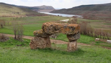 Sivas’ta 200 Yıllık Musalla Taşı, Zamanın İzlerini Taşıyor
