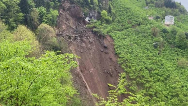 Trabzon'da Korkutan Heyelan! Mahalle Yolu Kapandı