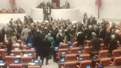 Meclis'te Gerilim Tırmandı: CHP'li Vekil Kolonya Şişesi Fırlattı