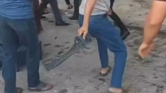Kadınların da Karıştığı Pazar Yeri Kavgası Kamerada! 5 Kişi Hastaneye Kaldırıldı