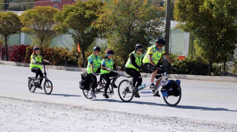 Aile boyu bisiklet ile ayda 400 kilometre pedal çeviriyorlar