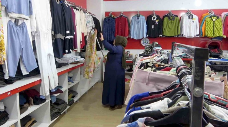 İhtiyacı olan alıyor,  bu mağazada her şey bedava