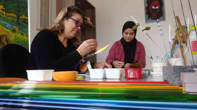 Atık cam şişeler,  kadınların ellerinde sanat eserine dönüşüyor