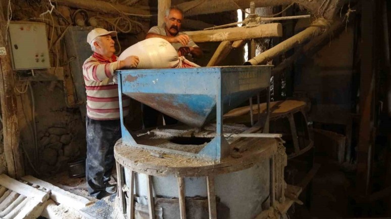 Baba mirası değirmende geleneksel yöntemle un öğütüyor