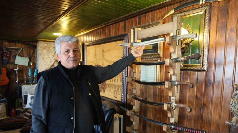 Antika Tutkunu İş Yerini Müzeye Çevirdi