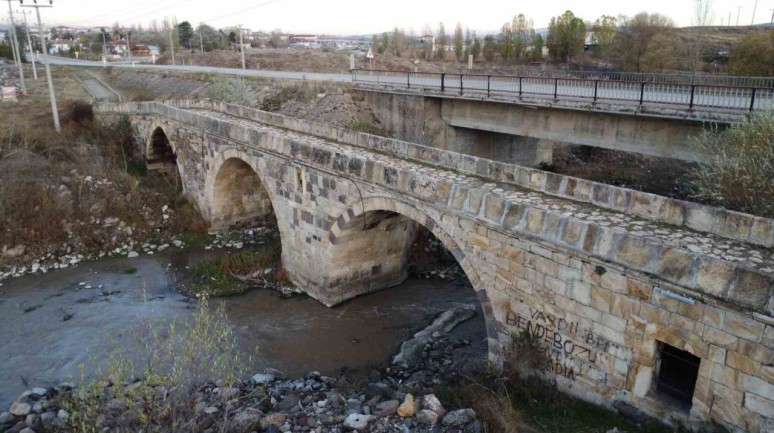 Asırlara Meydan Okuyor