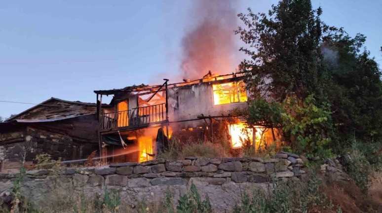 Çankırı'nın Ilgaz İlçesinde Köy Evinde Yangın: 1 Ev Kullanılamaz Hale Geldi