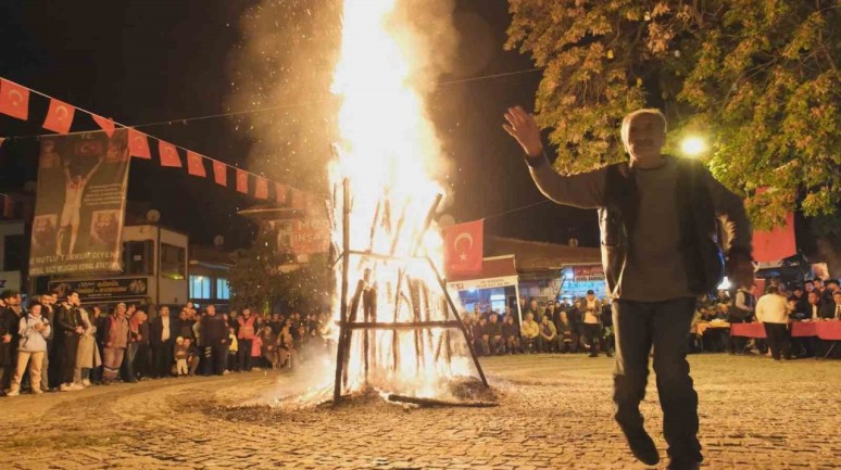 Güdül’de Cumhuriyet Bayramı Coşkuyla Kutlandı: Sinsin Ateşi Etkinliği