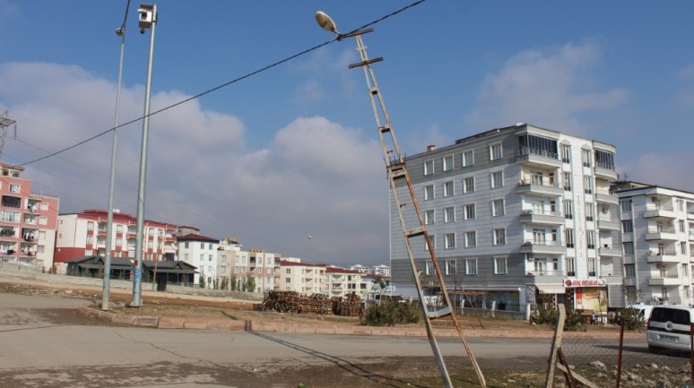 Siirt'te Tehlike Yaratan Eğri Aydınlatma Direği