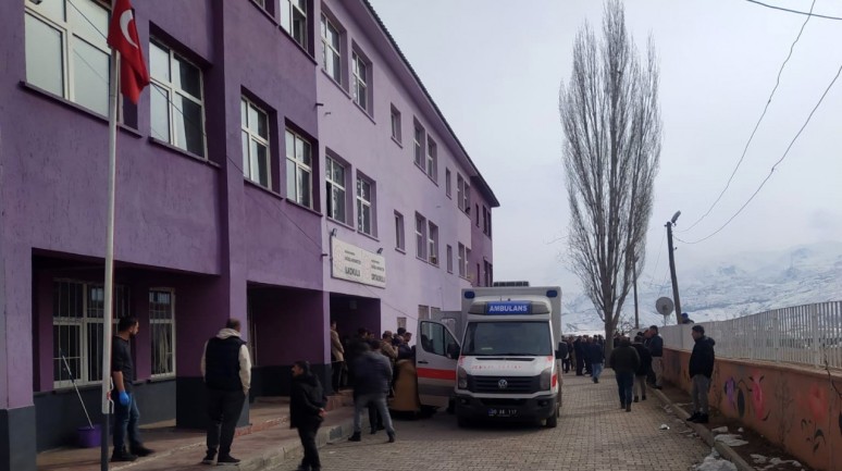 34 Öğrenci Gıda Zehirlenmesi Şüphesiyle Hastaneye Kaldırıldı
