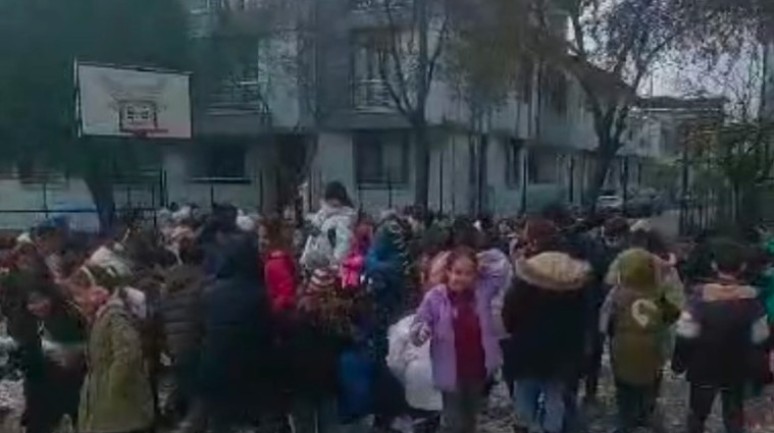 Öğrencilere Kış Sürprizi: Kar Bahçeye Taşındı