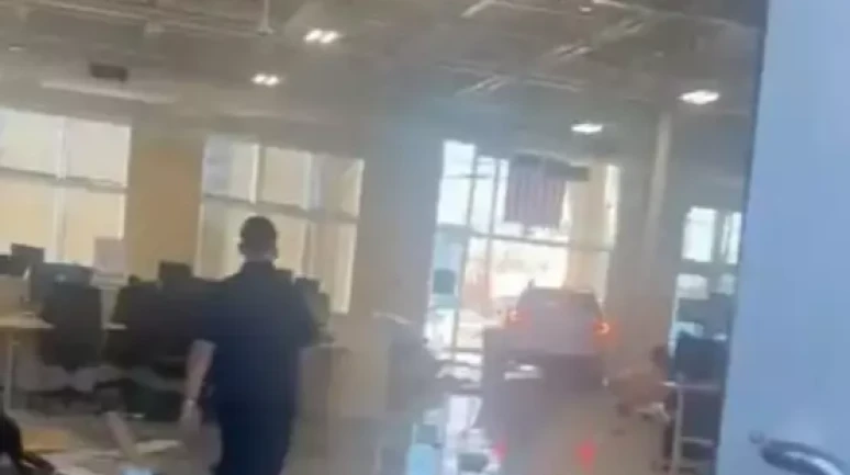 Korku Dolu Anlar! Müşteri Aracını Galeriye Daldırıp 8 Kişiyi Yaraladı