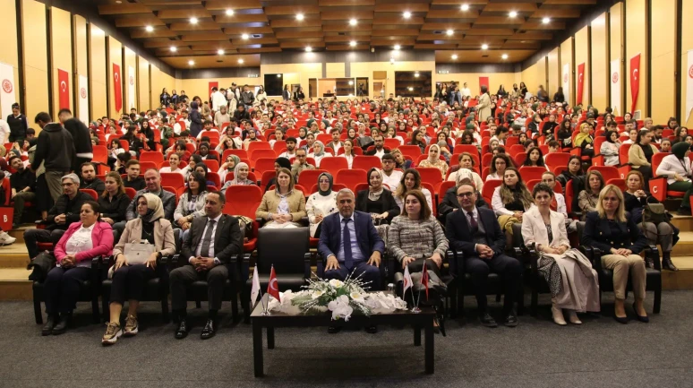 Sivas Cumhuriyet Üniversitesi’nde “Dermokozmetik, Lüks mü? İhtiyaç mı?” Paneli Düzenlendi