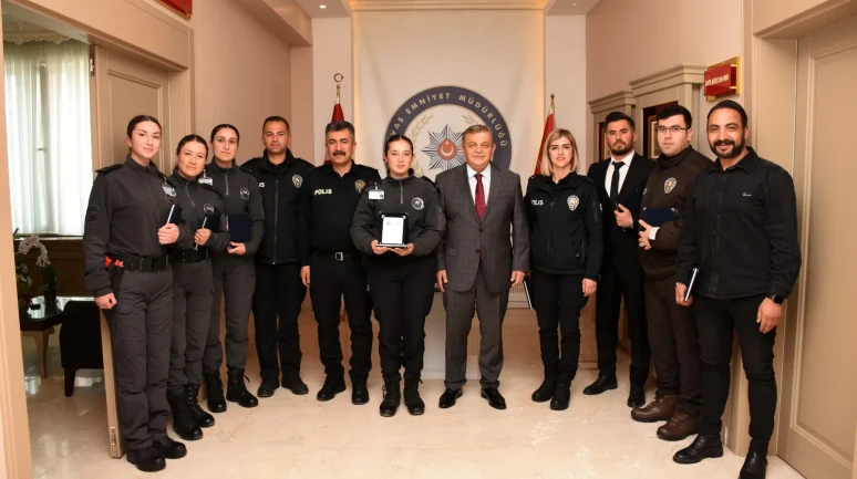 Sivas’ta Polis Haftası Etkinliğinde Müzikal Katkı Sunanlara Plaket