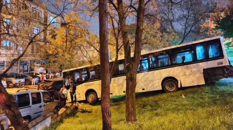 Freni Boşalan Otobüs Parka Daldı