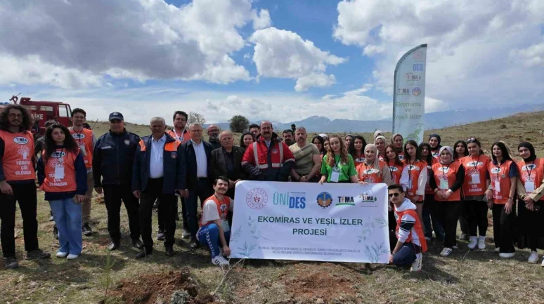 Divriği’de Gençlerden Yeşil Bir Gelecek İçin Fidan Dikimi