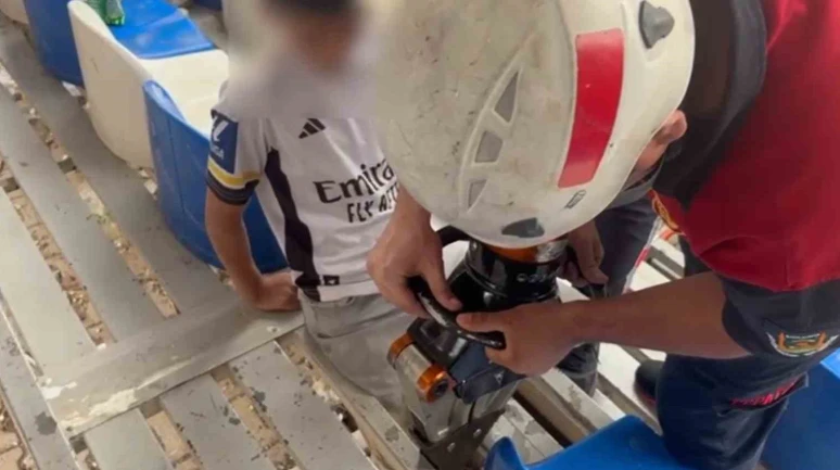 Tribünde Ayağı Demire Sıkışan Çocuk İtfaiye Tarafından Kurtarıldı