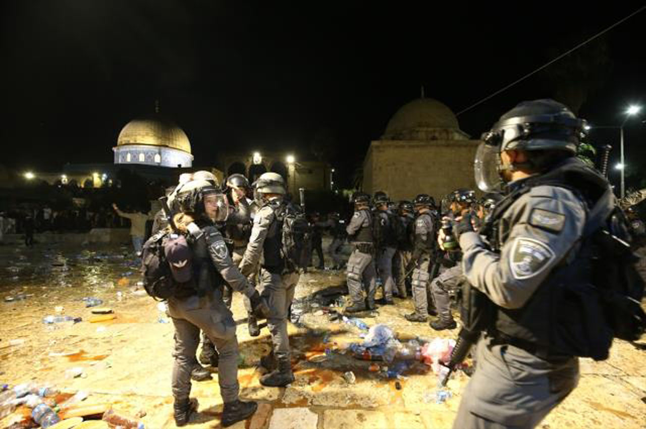 israil-polisinden-mescid-i-aksa-da-namaz-kilan-14118972_6811_m