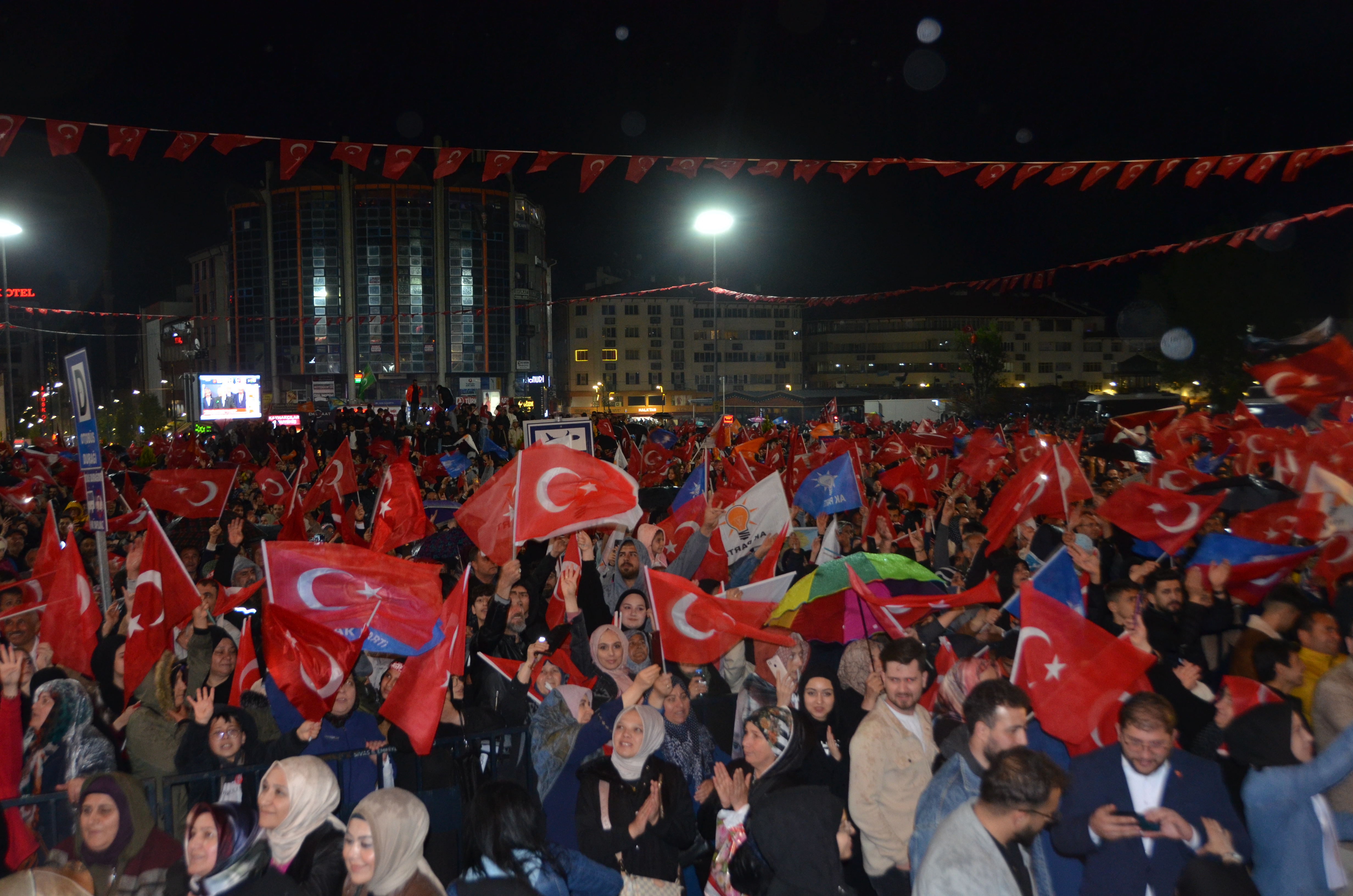 YİĞİDOLAR SOKAKTA