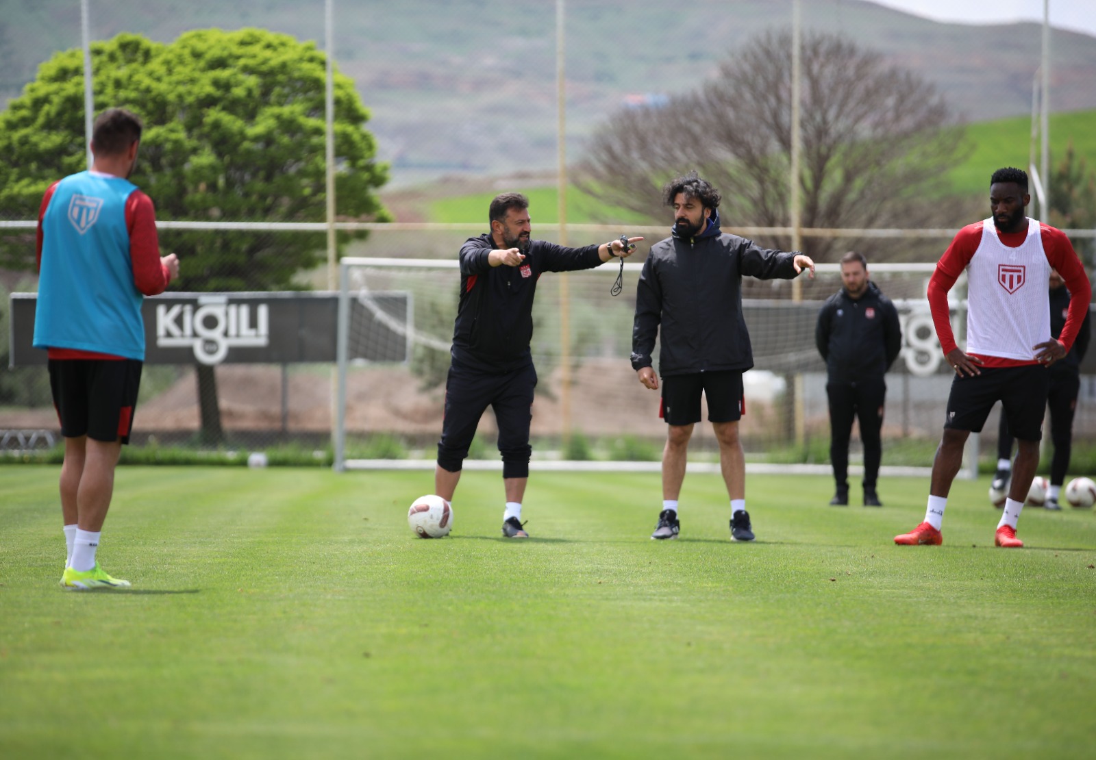 Sivasspor’da Teknik Direktör Bülent Uygun Galatasaray Taktiğini Çalışıyor (1)