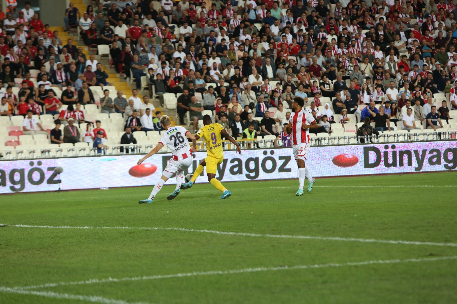 Sivasspor Ile Eyüpspor Arasında Sivas’ta Oynanan Müsabakayı 9 Bine Yakın Futbol Sever Takip Etti.