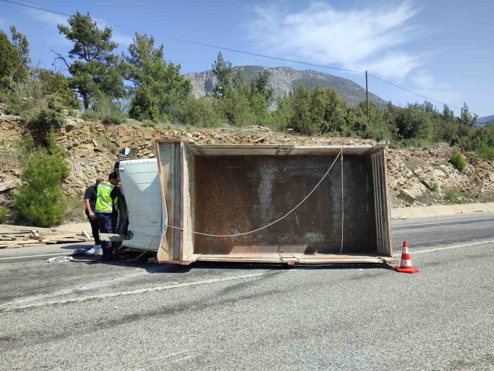 antalyada-insaat-malzemesi-yuklu-kamyonet-devrildi-2-yarali