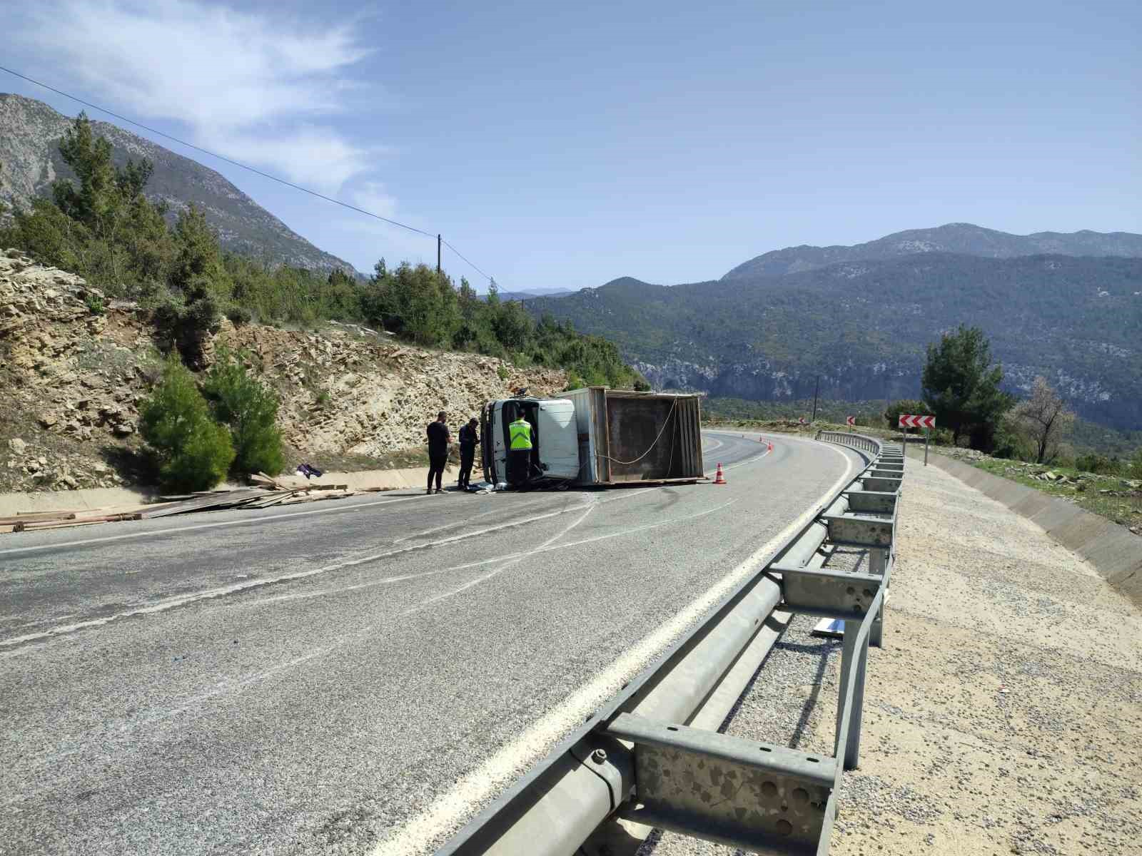 antalyada-insaat-malzemesi-yuklu-kamyonet-devrildi-2-yarali