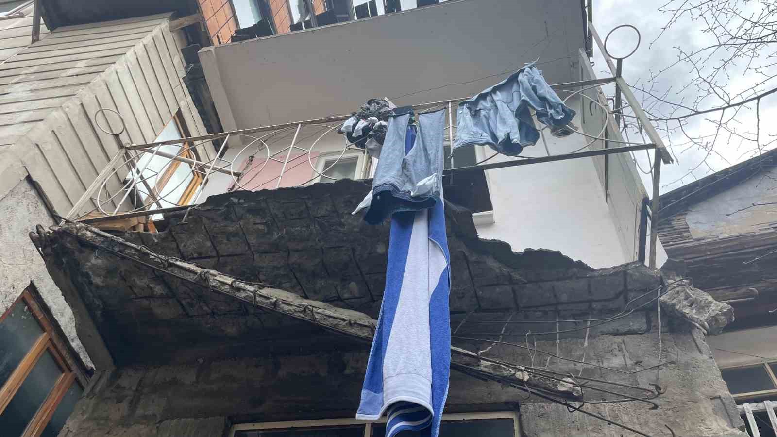 artvinde-camasir-asmaya-ciktigi-balkon-cokunce-yaralandi