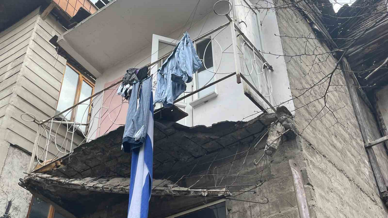 artvinde-camasir-asmaya-ciktigi-balkon-cokunce-yaralandi