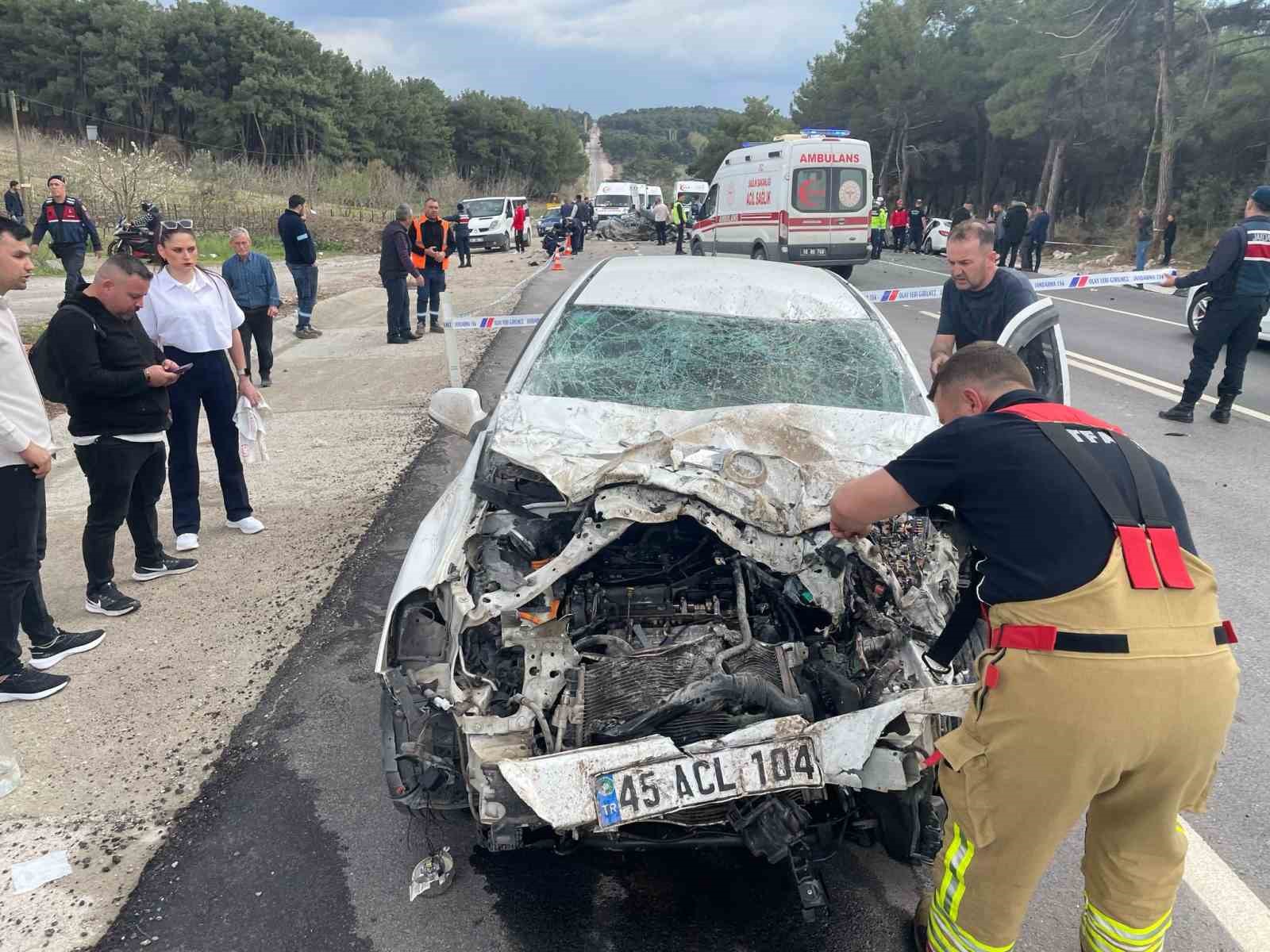 balikesirde-feci-kaza-1-olu-1i-agir-10-yarali