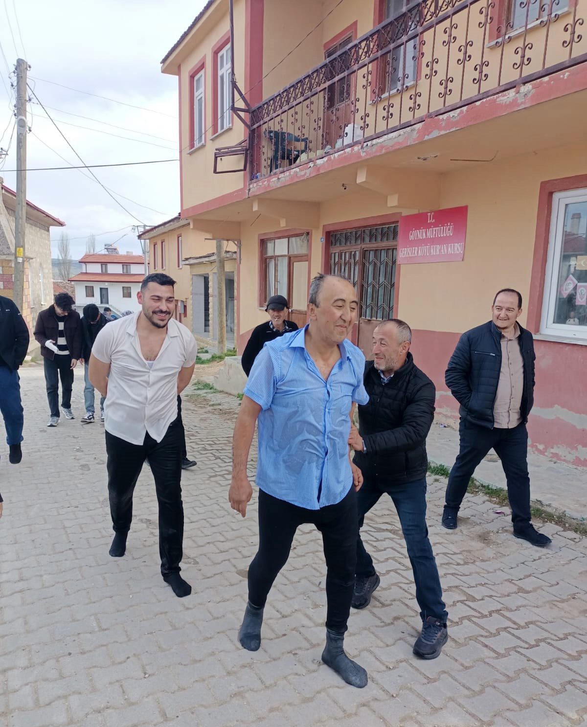 bayram-namazina-gelmeyenlere-sulu-saka