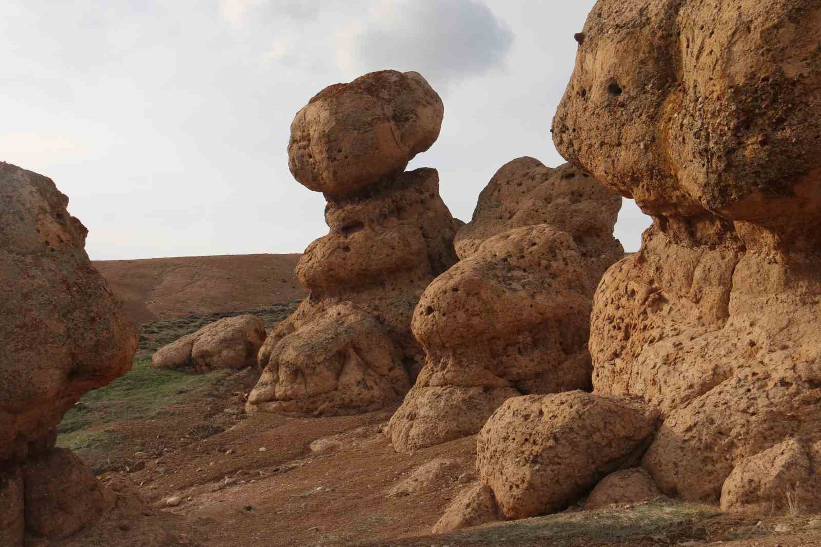 bozkirin-ortasindaki-devasa-kayalar-koylunun-merak-konusu-oldu
