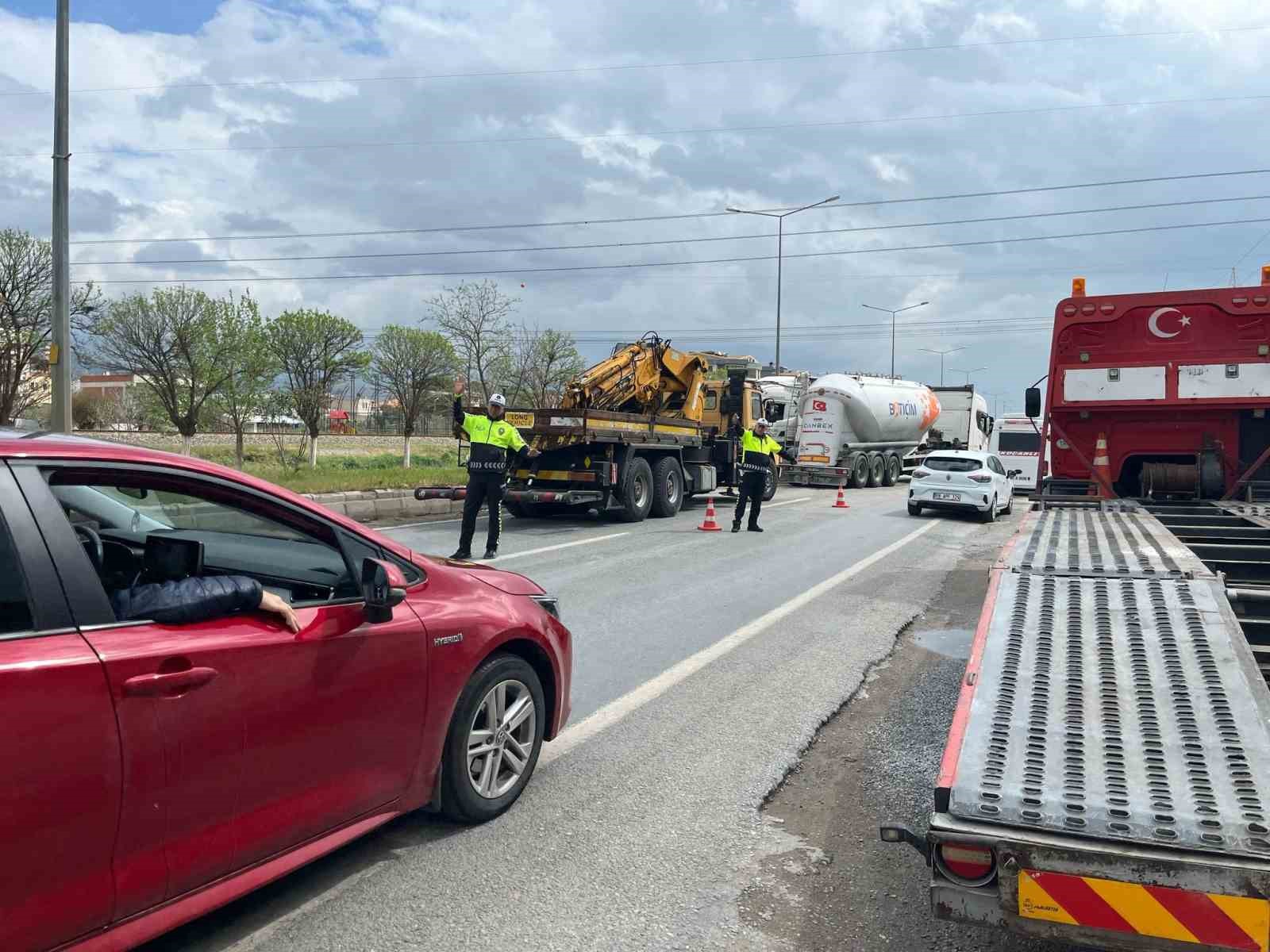 cimento-yuklu-tir-refuje-cikti