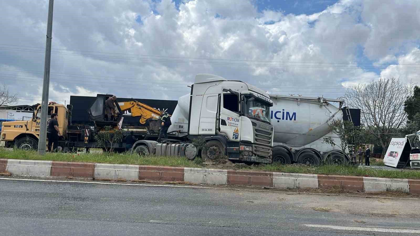 cimento-yuklu-tir-refuje-cikti